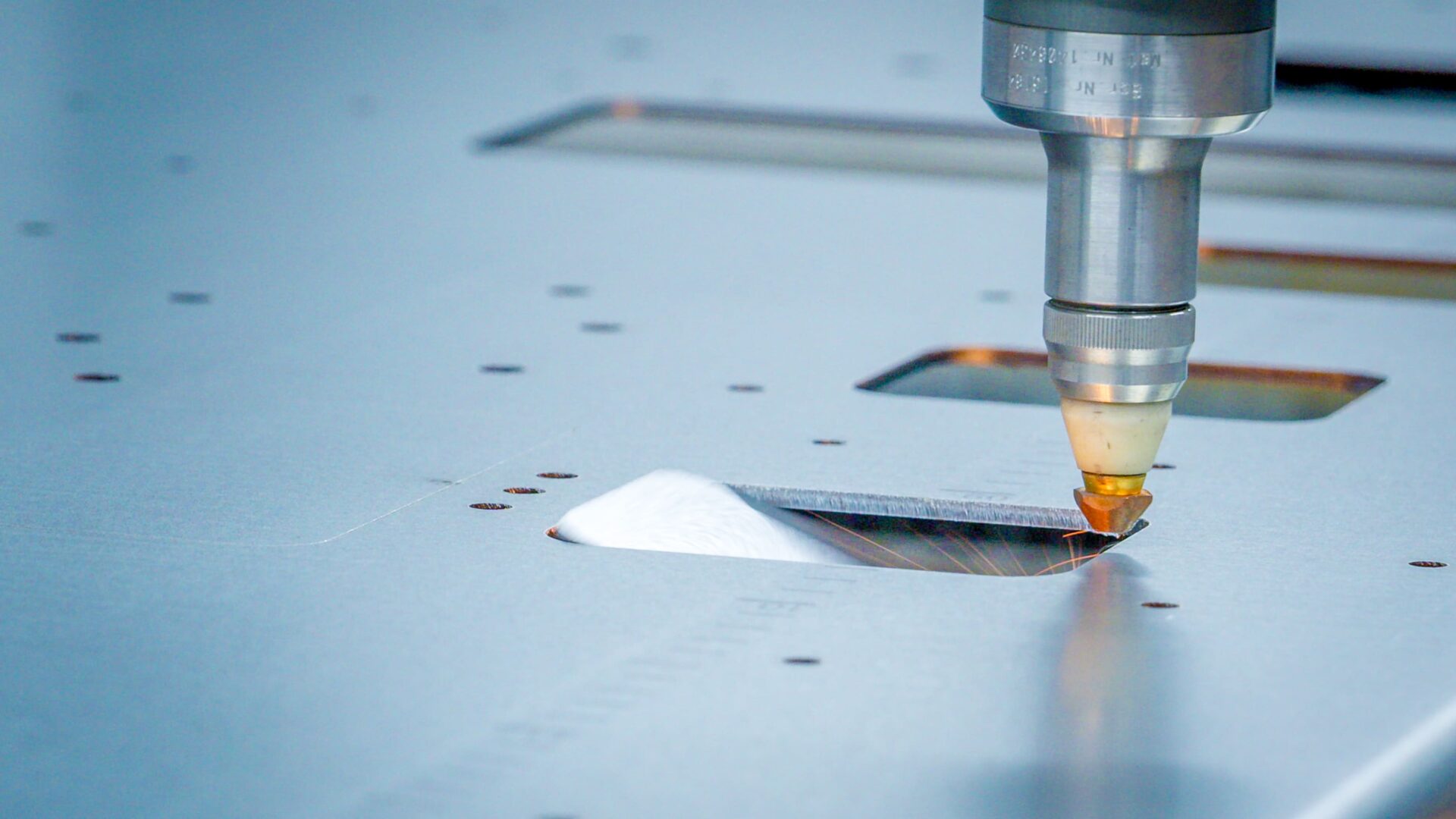 Pourquoi choisir la découpe 3D pour vos coffrets électriques ?