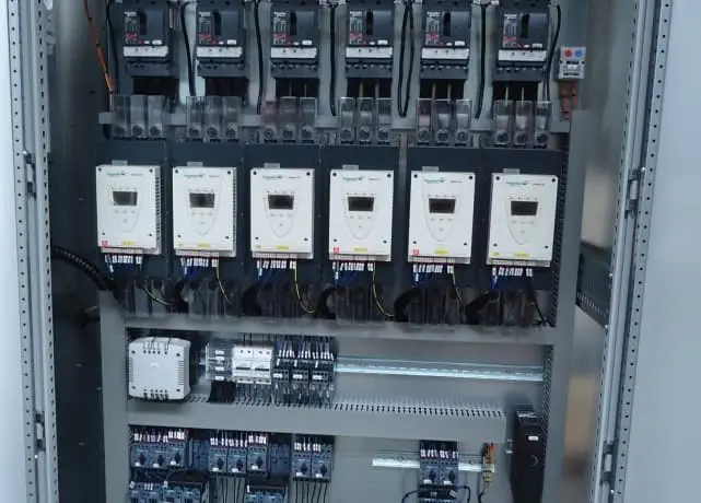 Tableau général basse tension câblé dans l'atelier SIMEF Industrie