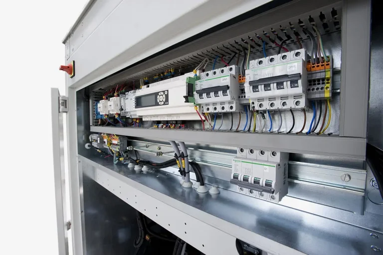 Câblage d'une armoire électrique industrielle