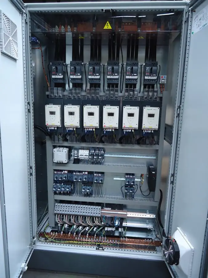 Ensemble électromécanique en cours d'intégration