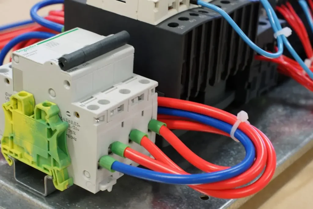 Sertissage de cosses sur câbles électriques